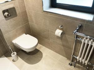 Room 6: Quality bathroom equipment, pressurised water