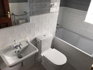 Room 3: Quality bathroom equipment, traditional tiling